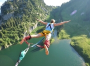 开云体育官方网站-英雄时刻，里昂的绝杀子弹与阿劳霍的钢铁长城，足球世界两种极致的胜利美学